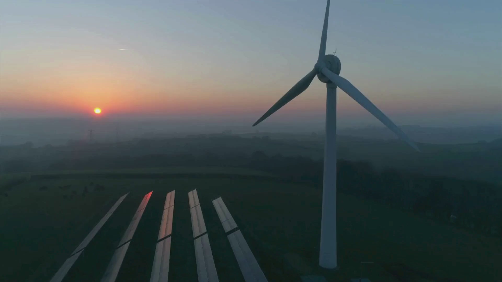 Charger la vidéo : Éolienne Rocksolar 10 kW à contrôle de pas 