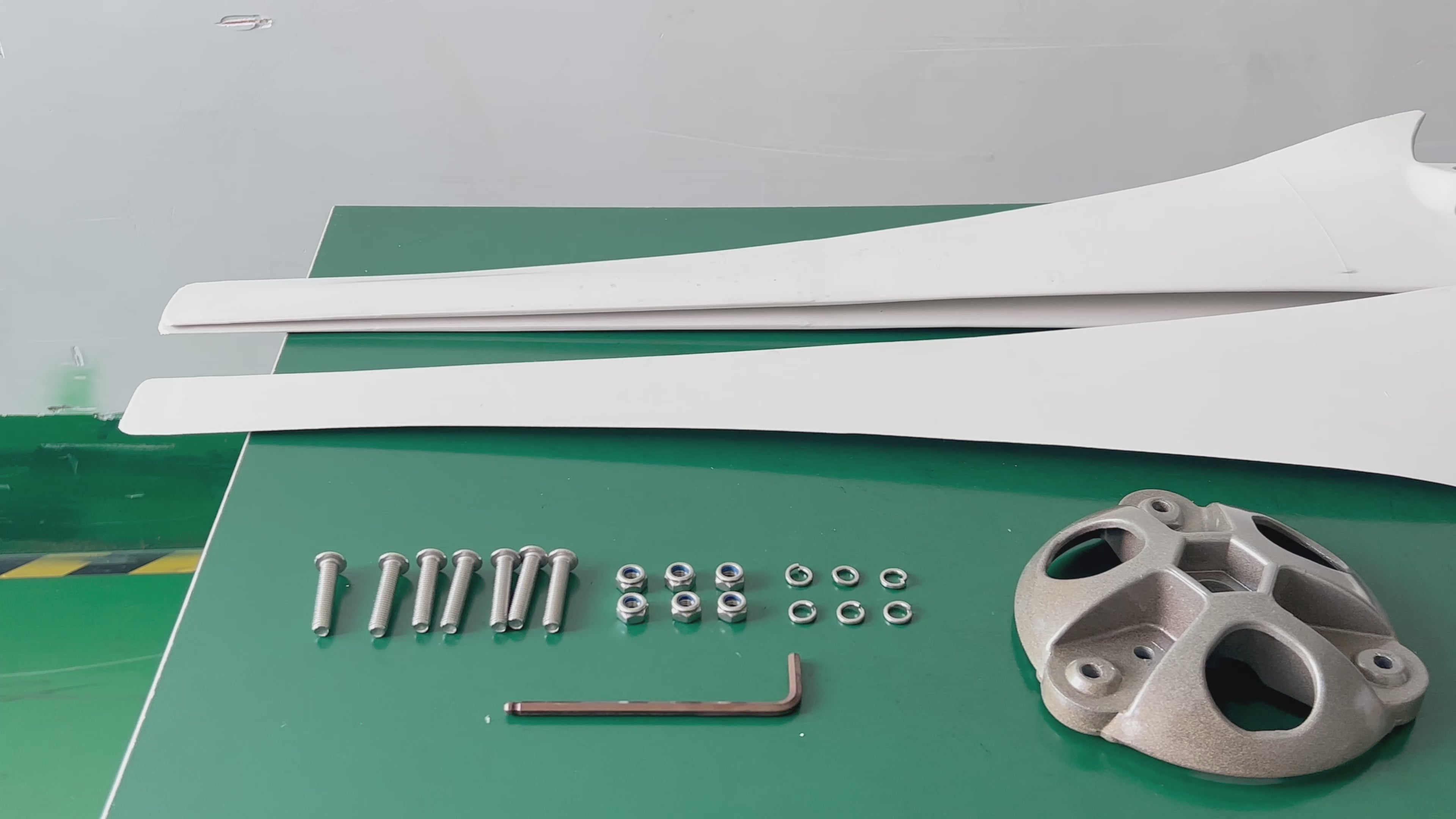 Load video: Rocksolar 600W 12V/24V Wind Turbine Generator With MPPT Hybrid Controller